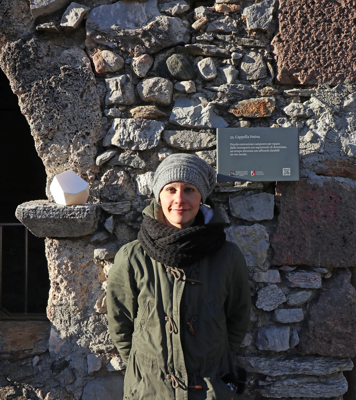 Erratico accidentale calibro 100 nº1, Valentina Petter con Erratico accidentale alla cappella votiva di Castello Cabiaglio in occasione dell'installazione